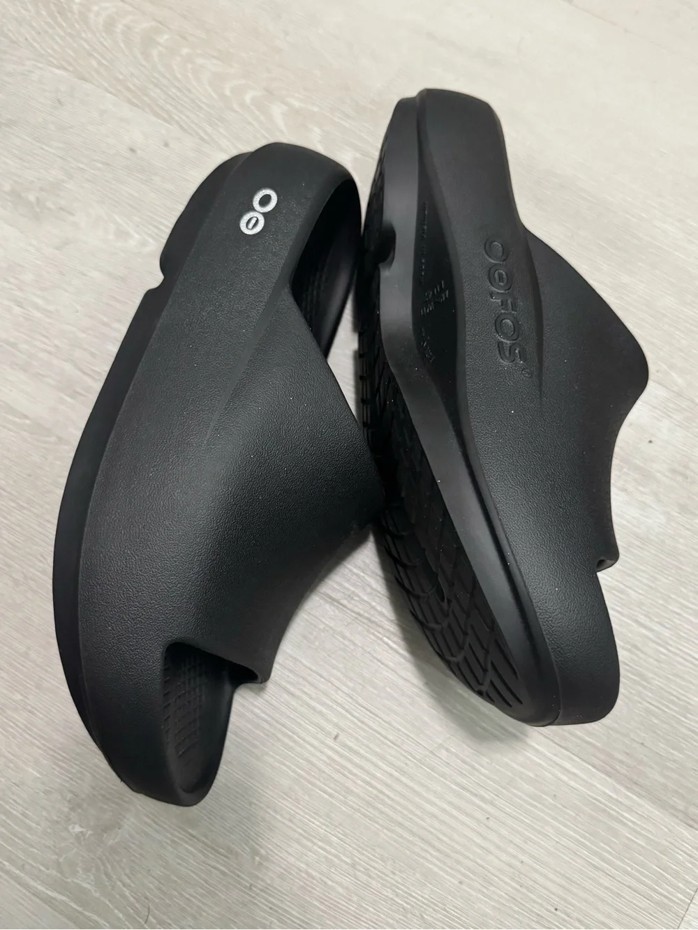 OOFOS textured foam logo